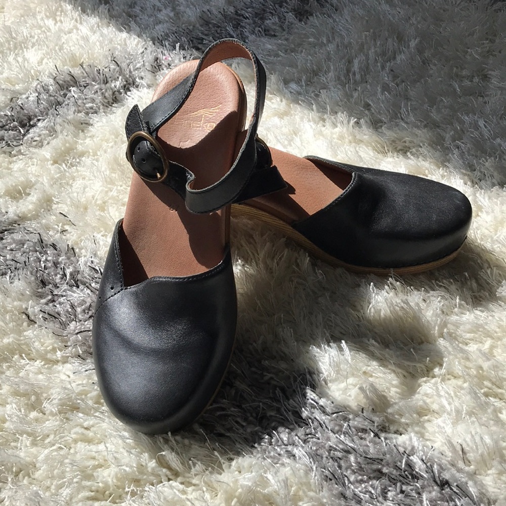 Dansko clog sandals. Black leather, size 37.
